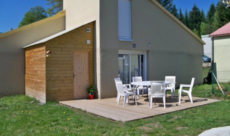 Chalet ou maison gite les pieds dans l'eau pour vos vacances campagne dans le limousin au bord du lac de vassivière