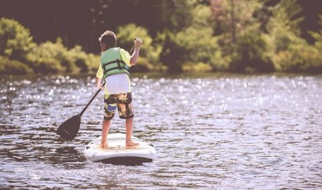 Défi et prendre du plaisir sur paddle sur le Lac de Vassivière en Limousin Nouvelle Aquitaine