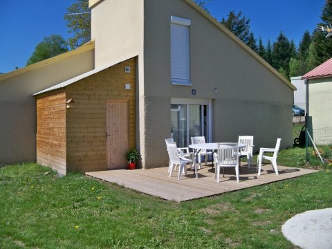 Chalet ou maison gite les pieds dans l'eau pour vos vacances campagne dans le limousin au bord du lac de vassivière