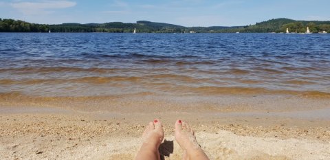 Les pieds dans l'eau à vassivière dans un de nos gites en location à la semaine en saison ou au week-end hors saison