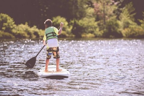 Défi et prendre du plaisir sur paddle sur le Lac de Vassivière en Limousin Nouvelle Aquitaine