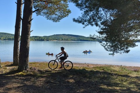 Baignade, vélo, paddle, canoë, rando, pêche, champignons ! Vous avez trouvé le site idéal pour vos locations de vacances au Lac de Vassivière !